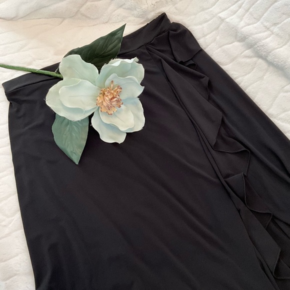 Roz & Ali Black Knit Skirt Featuring Ruffled Left Side Sz M - Picture 12 of 12